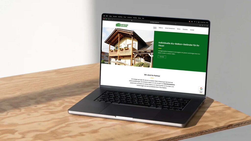 Website Reitmaier Balkone im Laptop auf Holzplatte